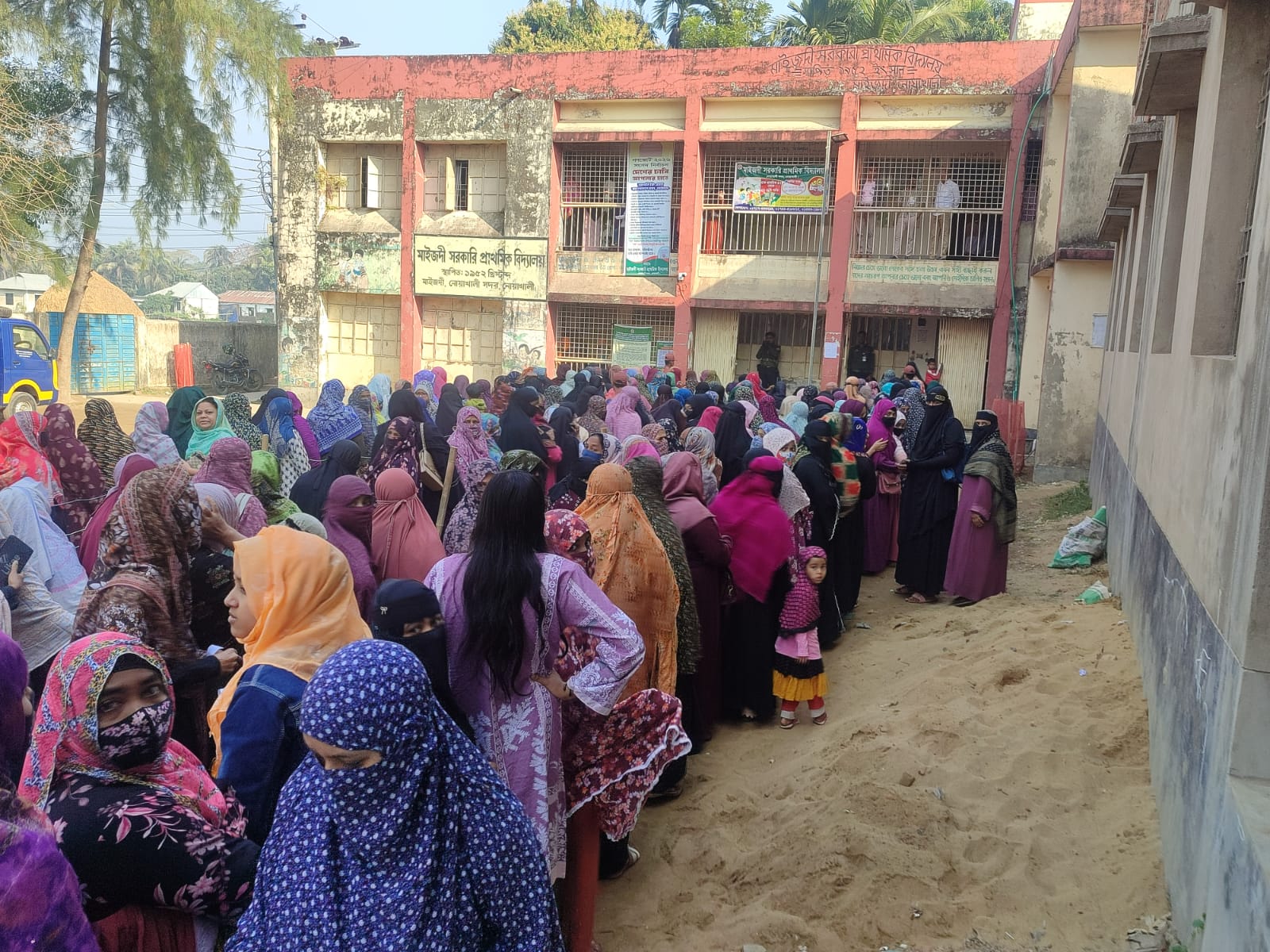 দিনাজপুরে উৎসব মুখর পরিবেশে  নতুন প্রজন্মের ভোটাররা সহ সকলে ভোট দিচ্ছেন