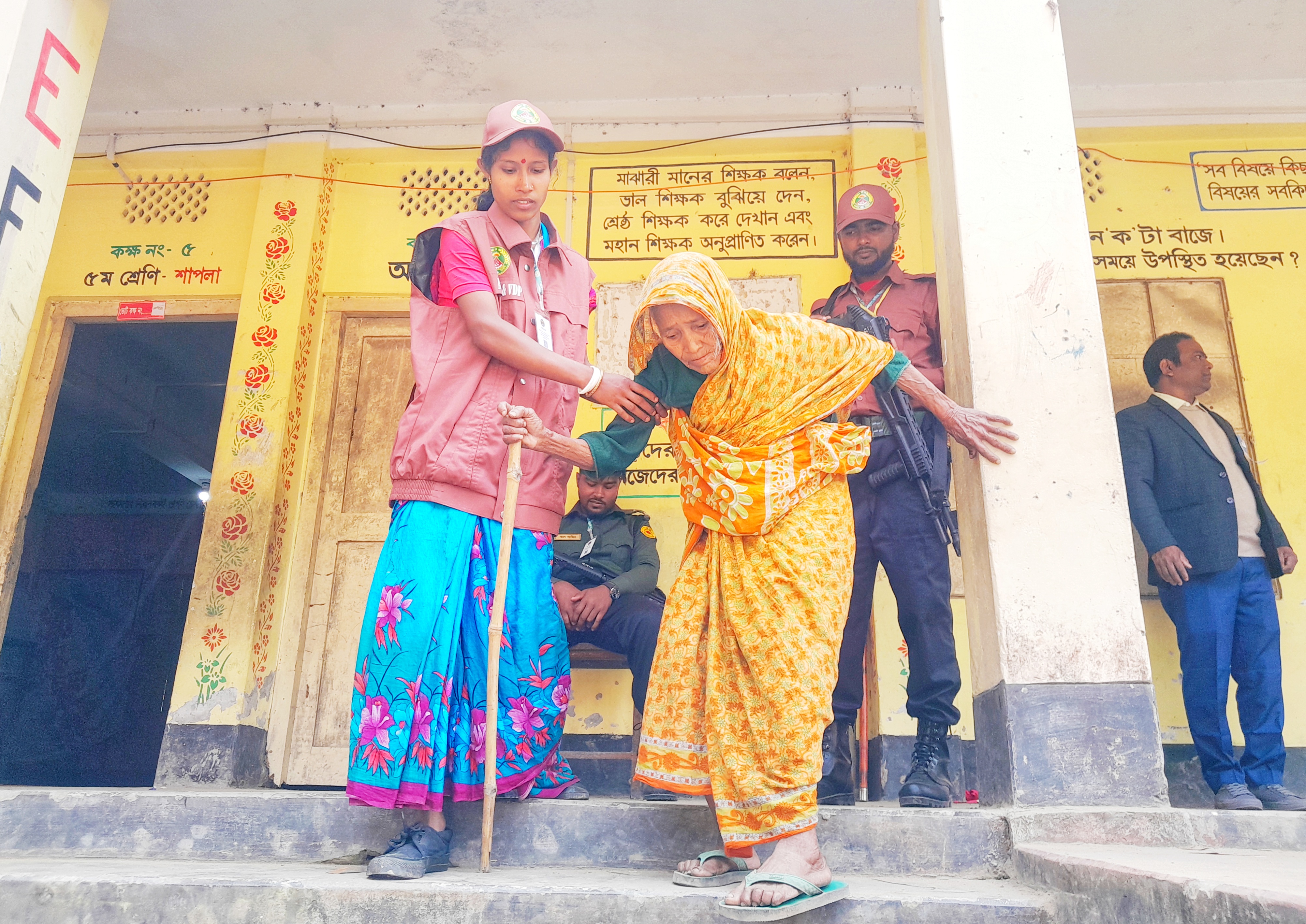 বার্ধক্যকে জয় করে ভোটকেন্দ্রে ৯২ বছরের মমেনা বেগম