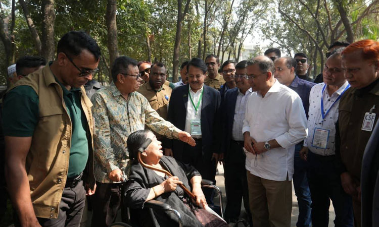 রাজধানীর বিভিন্ন কেন্দ্র পরিদর্শন করেছেন তারেক রহমান