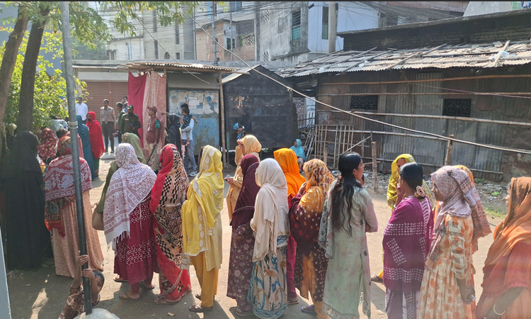 রাজশাহীতে কেন্দ্রে কেন্দ্রে নারী ভোটারদের দীর্ঘ লাইন
