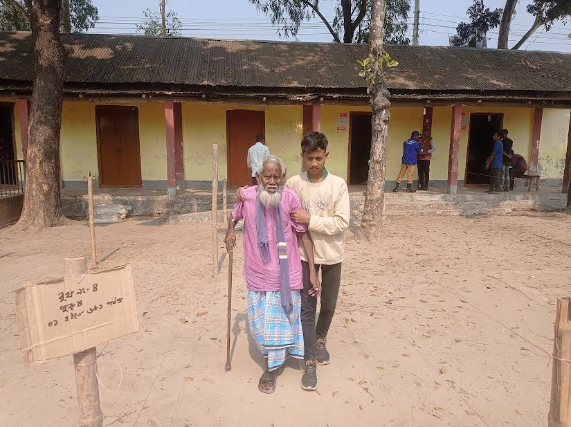 নীলফামারীতে ভোট দিলেন শতবর্ষী বৃদ্ধ