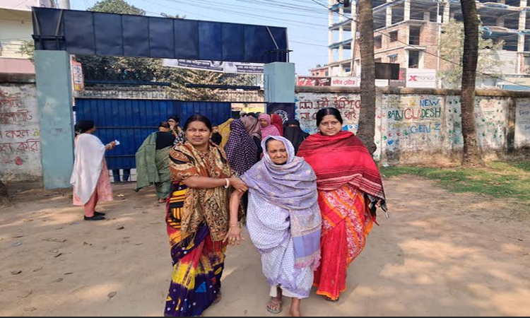 দিনাজপুরে হিন্দু ভোটাররা নির্ভয়ে, নির্বিঘ্নে ভোট দিচ্ছেন