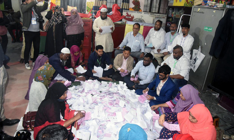 উৎসবমুখর পরিবেশে সারাদেশে ভোটগ্রহণ সম্পন্ন : গণনার প্রস্তুতি চলছে
