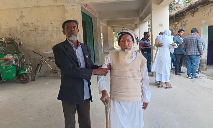 বরগুনায় শতবর্ষী মোকলেছুর রহমান ভোট দিয়ে উচ্ছ্বসিত