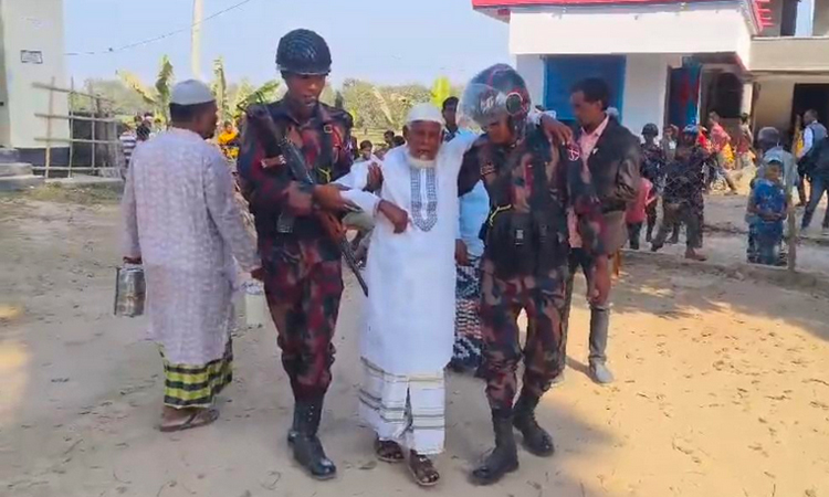 বিজিবি’র সহায়তায় ভোট দিলেন ৮০ বছরের বৃদ্ধ