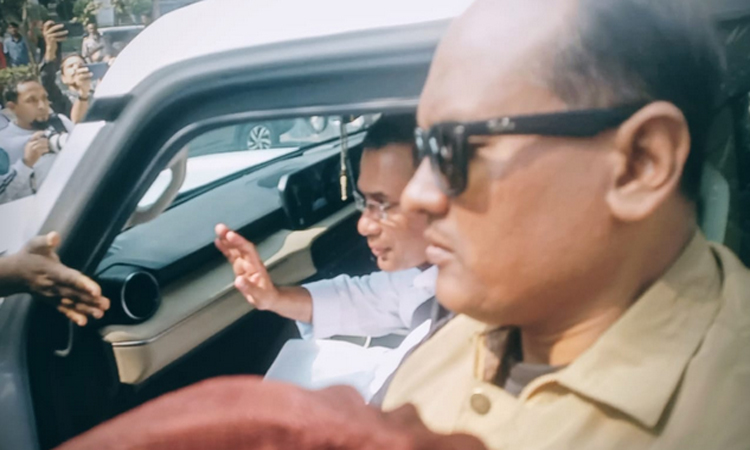 জুমার নামাজে যাওয়ার পথে এলাকাবাসীর সঙ্গে কুশল বিনিময় তারেক রহমানের