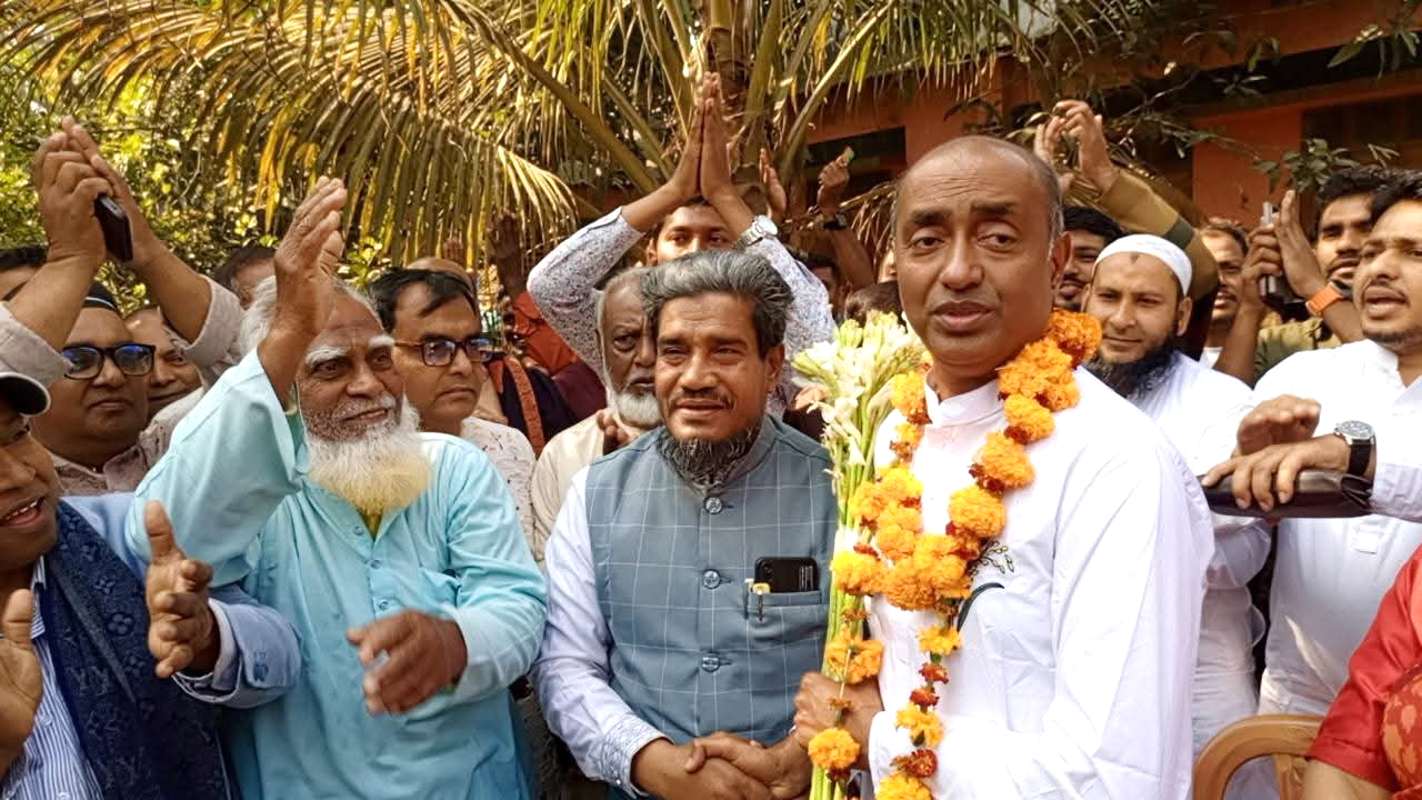 ঝিনাইদহে পরাজিত প্রার্থীকে ফুল দিয়ে একসঙ্গে কাজ করার প্রত্যয় সাবেক অ্যাটর্নি জেনারেলের