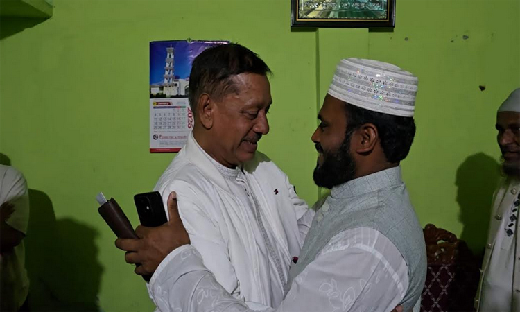 প্রতিদ্বন্দ্বীর বাড়িতে গিয়ে শুভেচ্ছা বিনিময় জালালের 