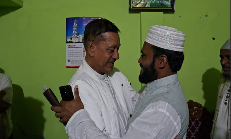 প্রতিদ্বন্দ্বীর বাড়িতে গিয়ে শুভেচ্ছা বিনিময় জালালের 