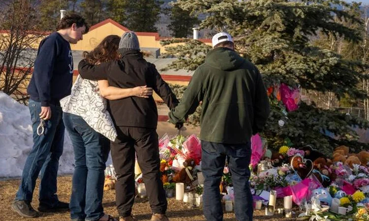 গণহত্যার ঘটনায় নিহত স্বজনদের সঙ্গে কানাডার প্রধানমন্ত্রীর সংহতি প্রকাশ 