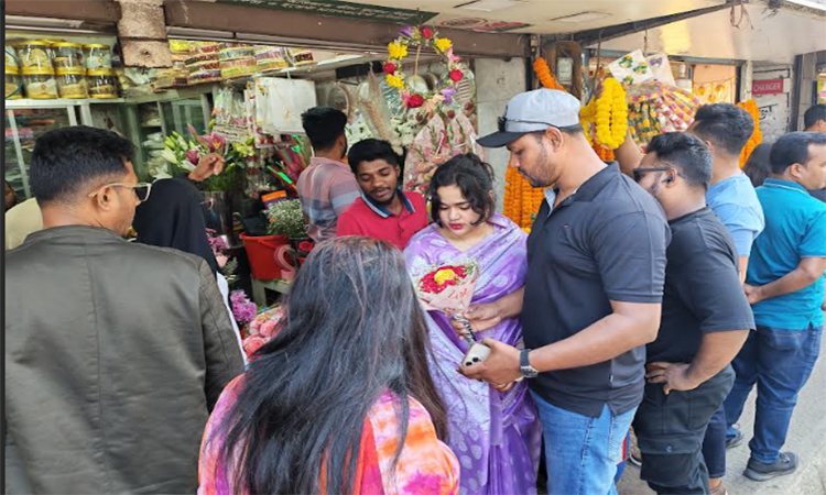 বরিশালে বসন্ত ও ভালোবাসা দিবসে ফুলের দোকানে তরুণ তরুণীদের ভিড় 