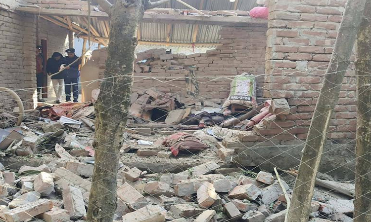 চাঁপাইনবাবগঞ্জে বোমা বিস্ফোরণে নিহত দুই  ও আহত ৩ 