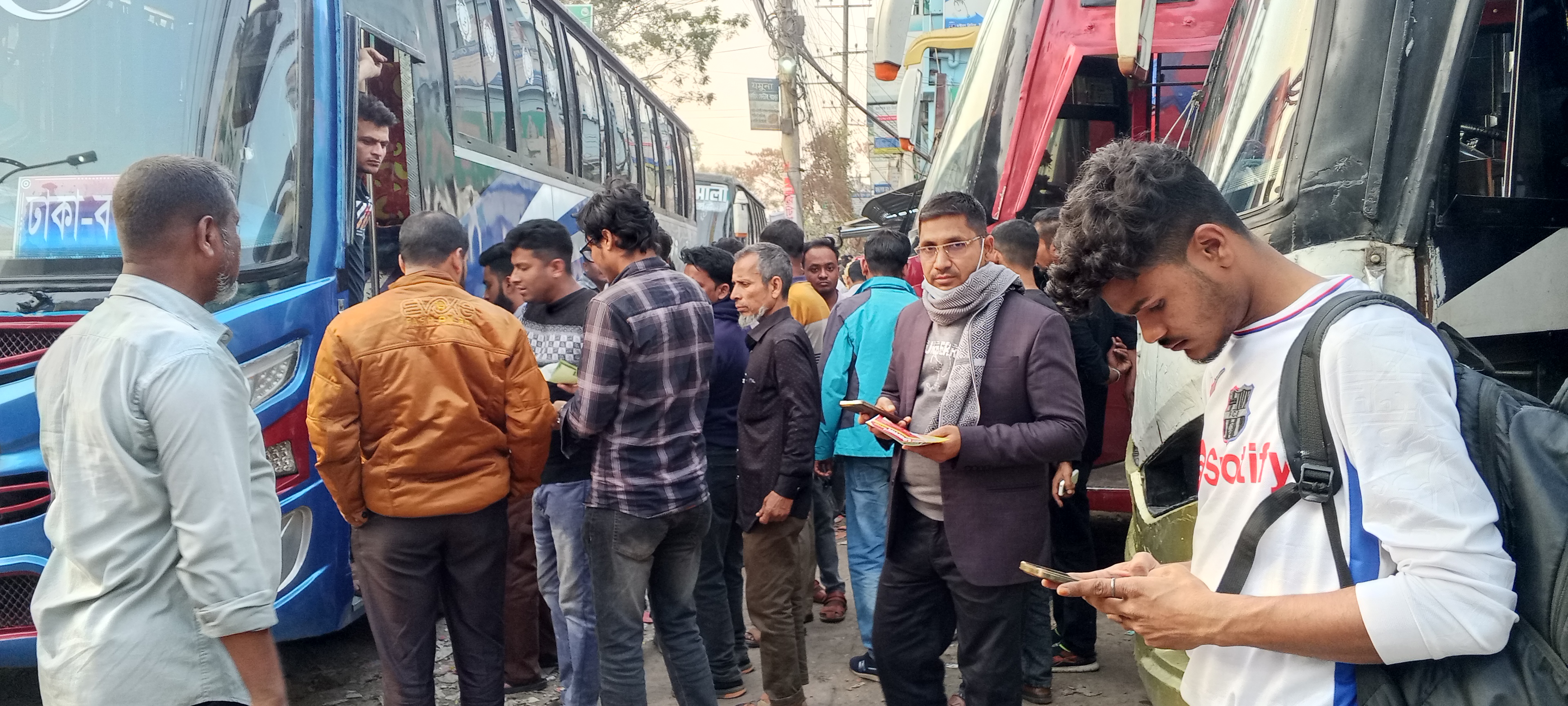 নির্বাচনি ছুটি শেষ : বগুড়া থেকে রাজধানীমুখী যাত্রীদের উপচে পড়া ভিড়