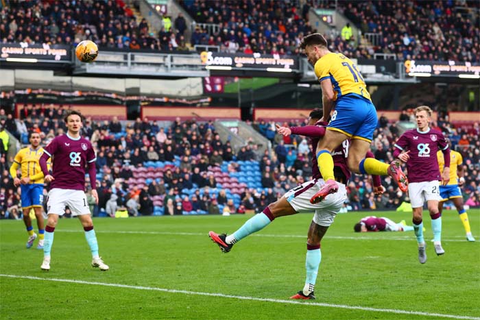 ১০ জনের ভিলাকে বিদায় নিউক্যাসলের, বেকহ্যামের সালফোর্ডকে হারাল ম্যান সিটি