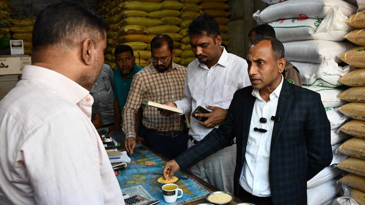 চট্টগ্রামের খাতুনগঞ্জে ভোক্তা অভিযানে ৭ প্রতিষ্ঠানকে জরিমানা