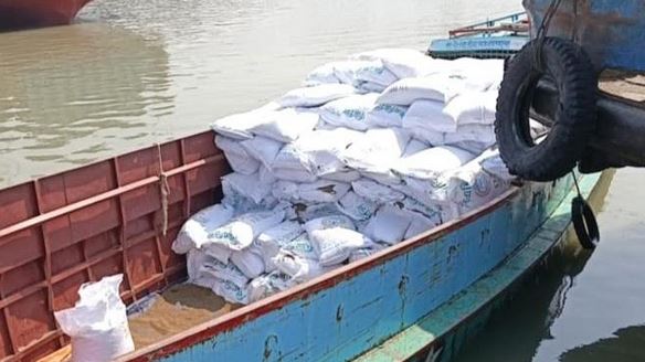 লক্ষ্মীপুরে পাচারের সময় ৩শ’ বস্তা সার জব্দ