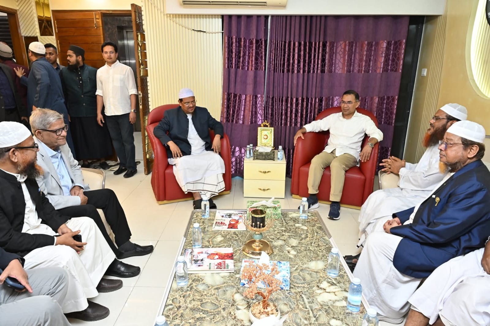 চরমোনাই পীরের সঙ্গে সৌজন্য সাক্ষাৎ করেছেন তারেক রহমান