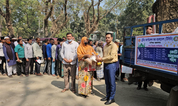 টাঙ্গাইলে ট্রাকে ট্রাকে টিসিবি পণ্য বিক্রয় কার্যক্রম শুরু 