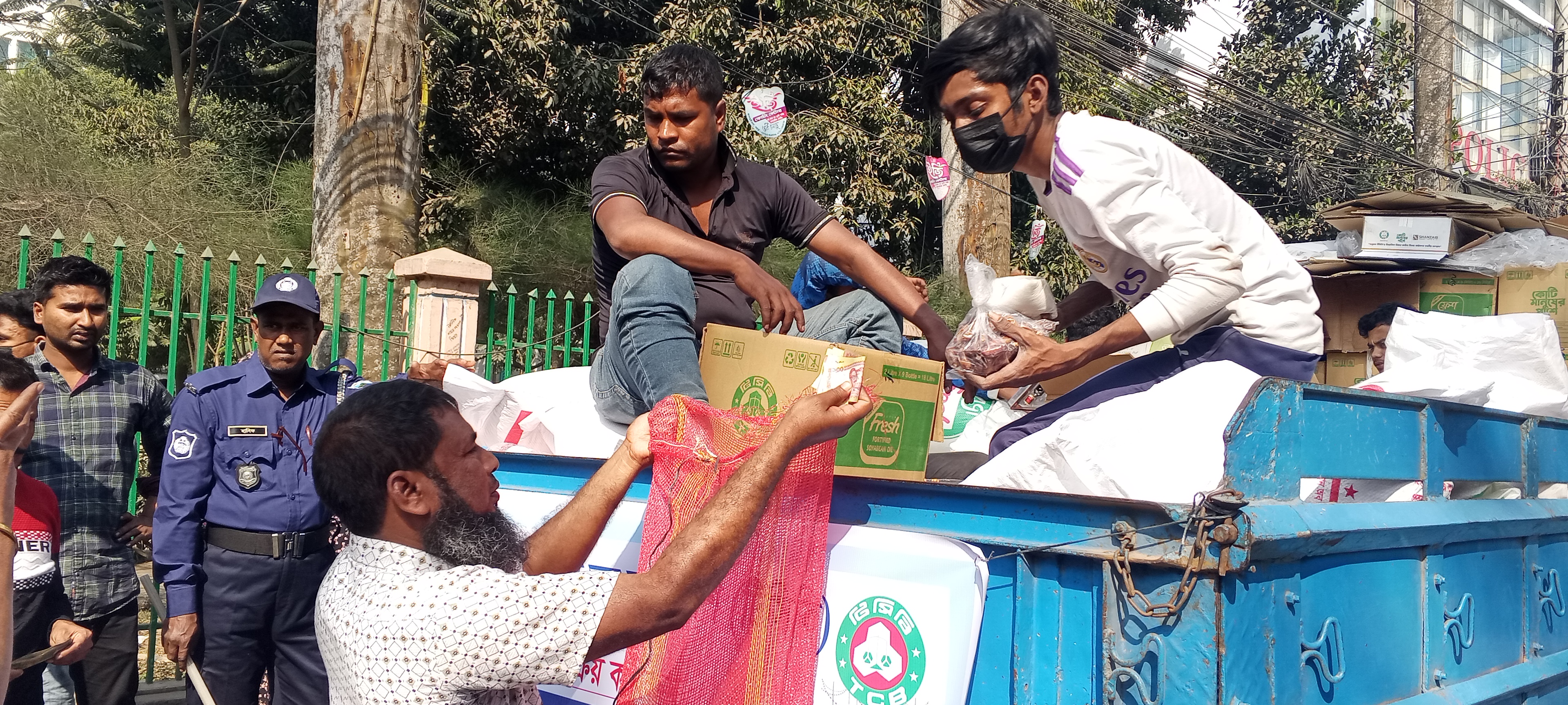 বগুড়ায় টিসিবির পণ্য বিক্রি