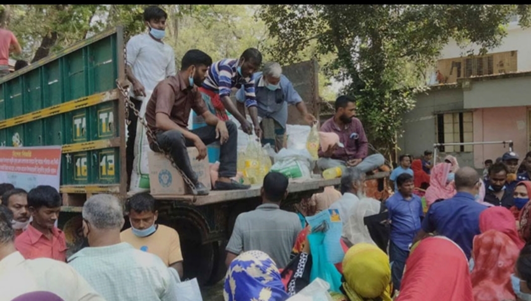 খুলনার ১৫ স্পটে ট্রাকে টিসিবি’র পণ্য বিক্রি শুরু