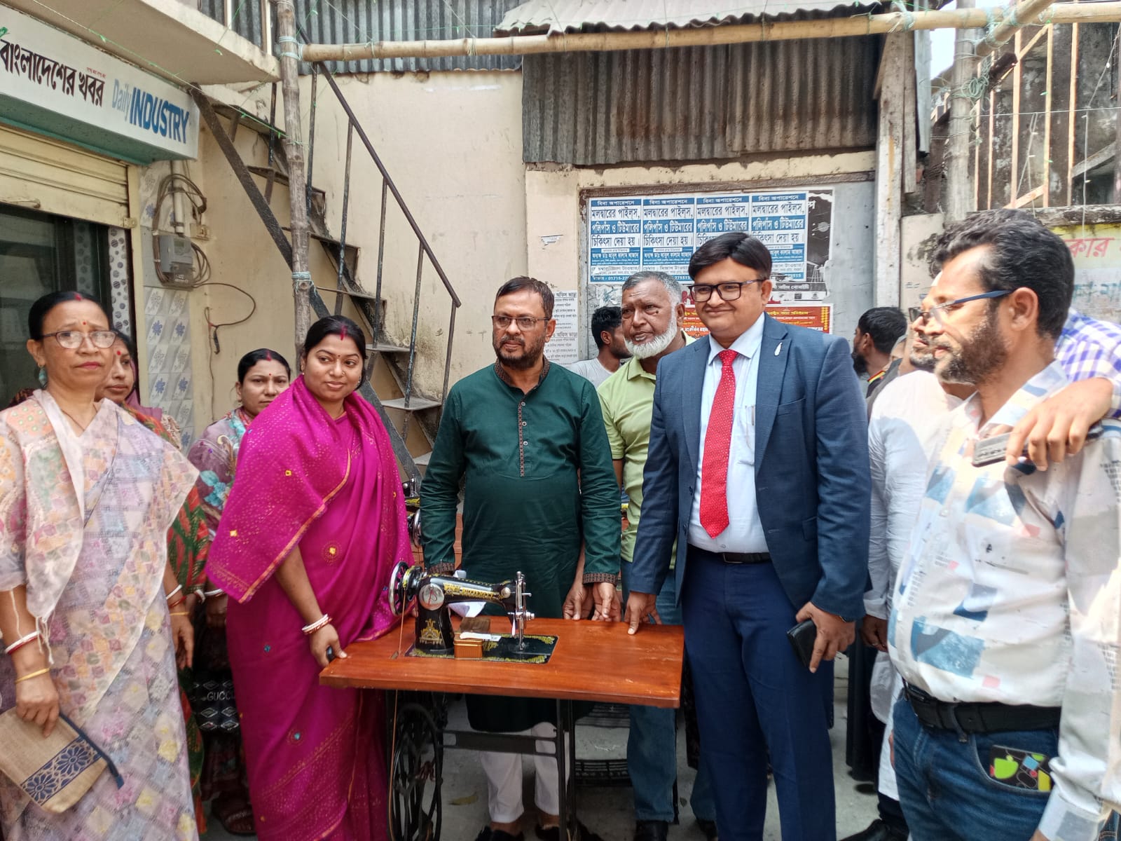 বরগুনায় দরিদ্র ও বিধবা নারীদের মাঝে বিনামূল্যে সেলাই মেশিন বিতরণ