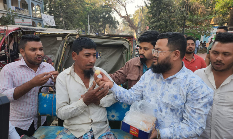 সালাহউদ্দিন আহমদ মন্ত্রী হওয়ায় কক্সবাজারে মিষ্টি বিতরণ