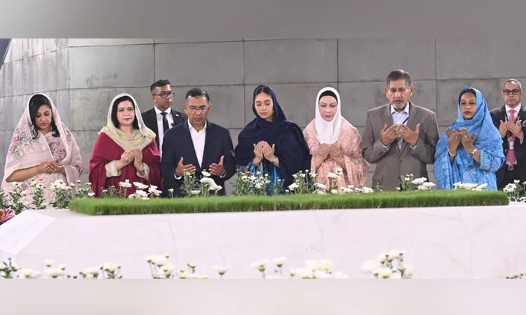 বাবা-মায়ের কবর জিয়ারত করলেন প্রধানমন্ত্রী তারেক রহমান
