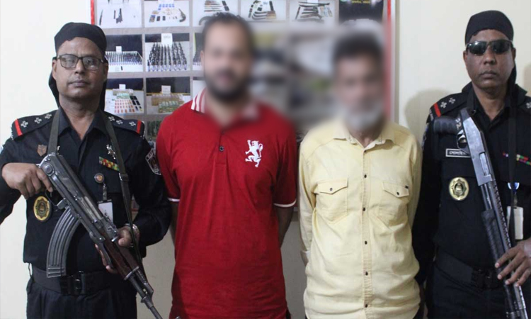চট্টগ্রামে র‌্যাবের অভিযানে বিদেশি পিস্তল ও গুলিসহ গ্রেফতার ২