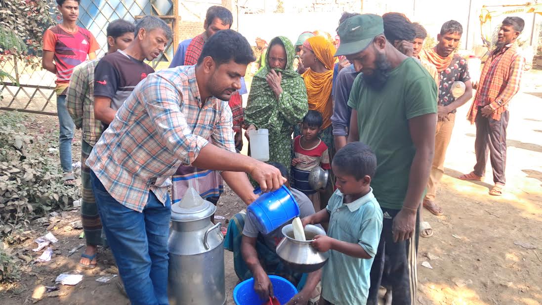 কিশোরগঞ্জে রমজানে মানবিক উদ্যোগ, অ্যাগ্রো ফার্মের প্রতি লিটার দুধ ১০ টাকা