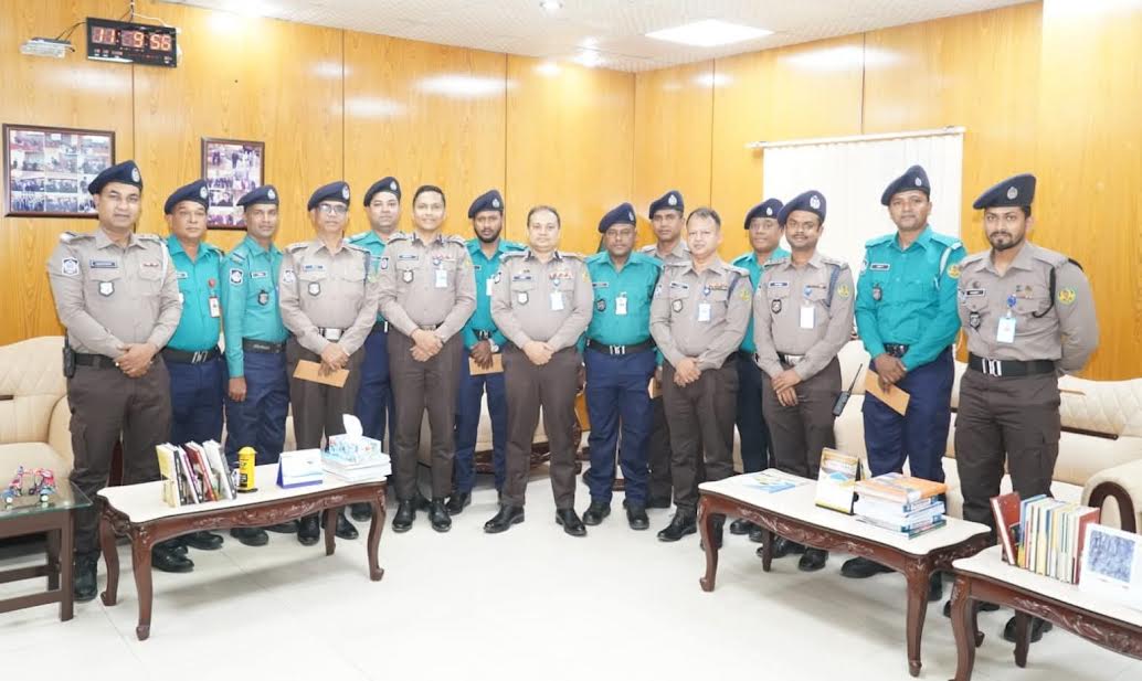 খুলনায় ইয়াবা উদ্ধার করে পুরস্কৃত হলেন ১১ পুলিশ সদস্য