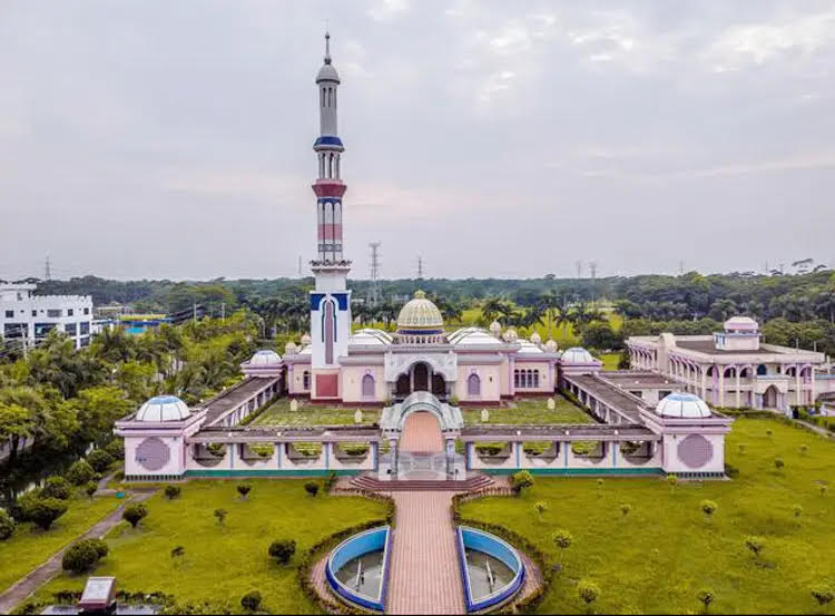 বরিশালে আন্তর্জাতিক মানের  মসজিদ বায়তুল আমান জামে মসজিদ