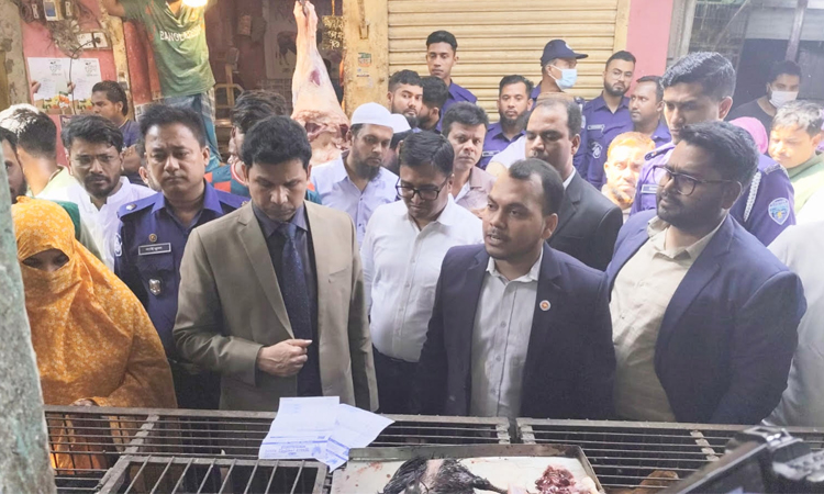 কুমিল্লায় বাজার স্থিতিশীল রাখতে জেলা প্রশাসনের অভিযান