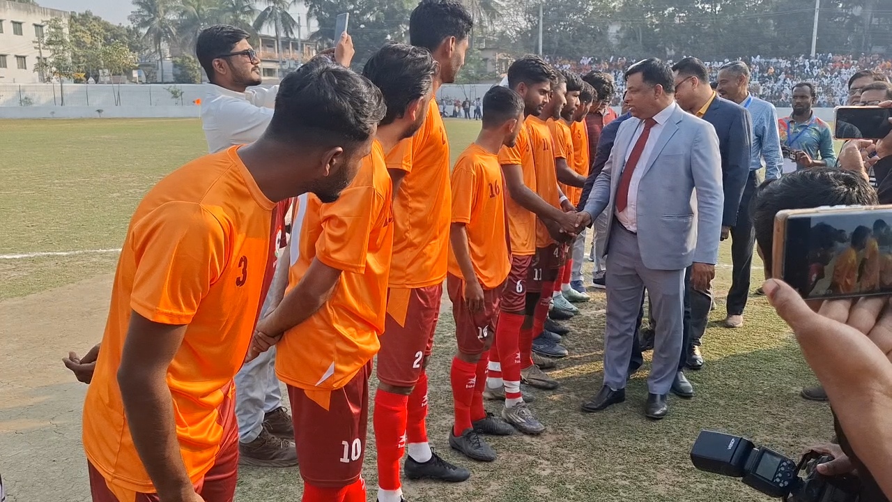 ঝিনাইদহে চক্ষু হাসপাতাল ও অন্ধ পুনর্বাসনে সহায়তায় ব্যতিক্রমী ফুটবল ম্যাচ