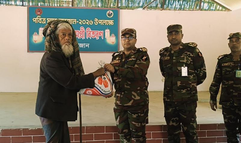 লংগদুতে অসহায়দের মধ্যে সেনাবাহিনীর ইফতার সামগ্রী বিতরণ