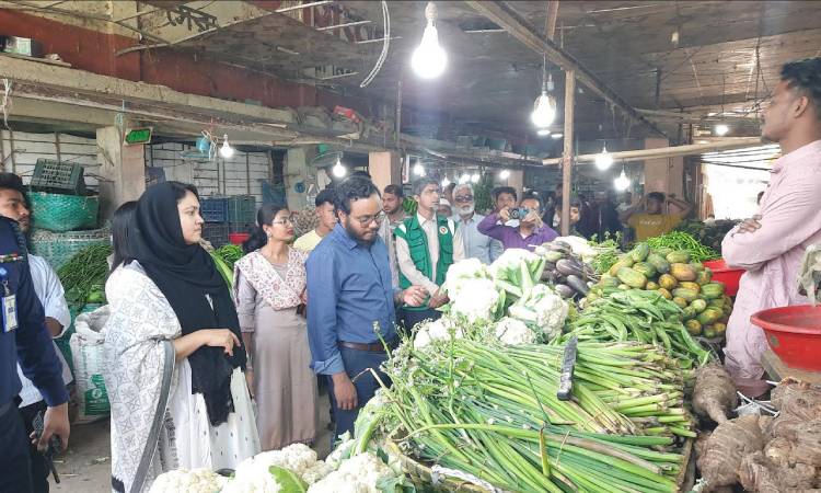 বান্দরবানে দ্রব্যমূল্য নিয়ন্ত্রণে জেলা প্রশাসকের বাজার মনিটরিং