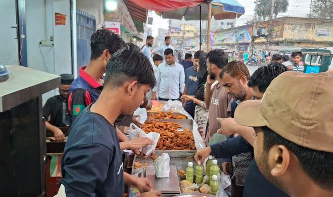 রাজশাহীতে রোজার প্রথম দিনেই ইফতারের দোকানে ক্রেতাদের ভিড়