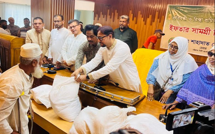 সমাজের অসহায় মানুষের পাশে দাঁড়ানো আমাদের নৈতিক দায়িত্ব : চসিক মেয়র