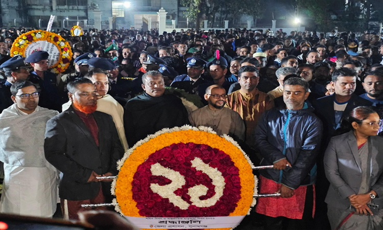 সুনামগঞ্জে শহীদ মিনারে পুষ্পস্তবক অর্পণ করলেন সংসদ সদস্য ও জেলা প্রশাসক