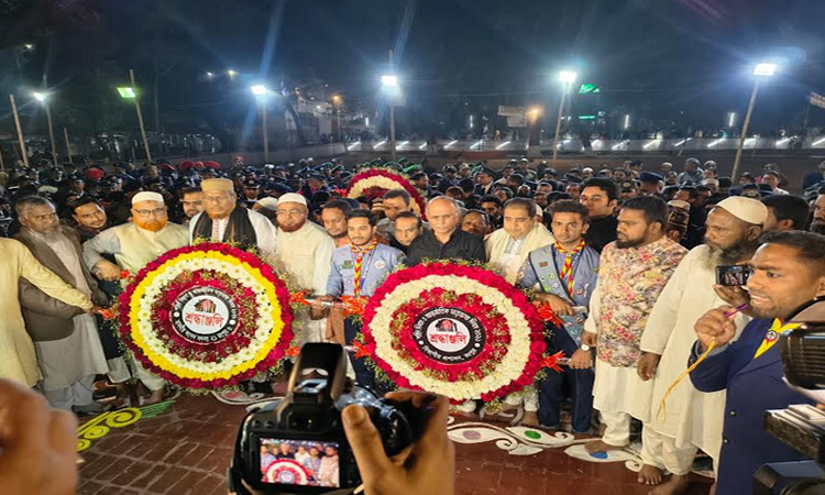 একুশের প্রথম প্রহরে রংপুর কেন্দ্রীয় শহীদ মিনারে সর্বস্তরের মানুষের শ্রদ্ধা