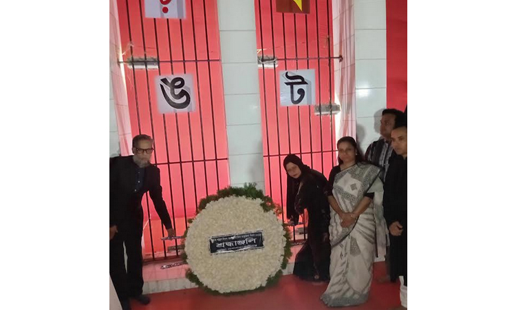 মুন্সীগঞ্জে পুস্প স্তবক অর্পণের মাধ্যমে ভাষা শহীদদের প্রতি শ্রদ্ধা 