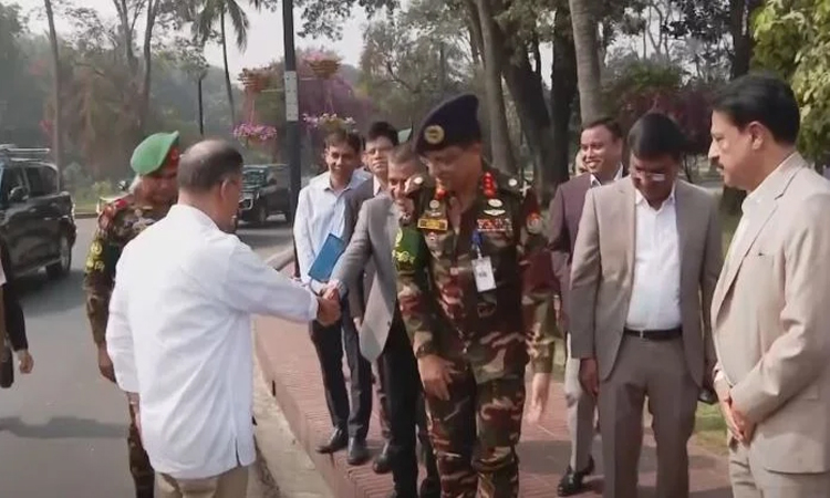 প্রধানমন্ত্রীর কার্যালয়ে পুরোনো কর্মচারীদের দেখে কথা বললেন তারেক রহমান