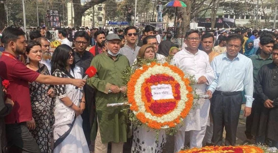 শিক্ষক সমিতির নামে শহীদ মিনারে বিতর্কিত শ্রদ্ধা নিবেদনে প্রতিবাদ ঢাবি সাদা দলের