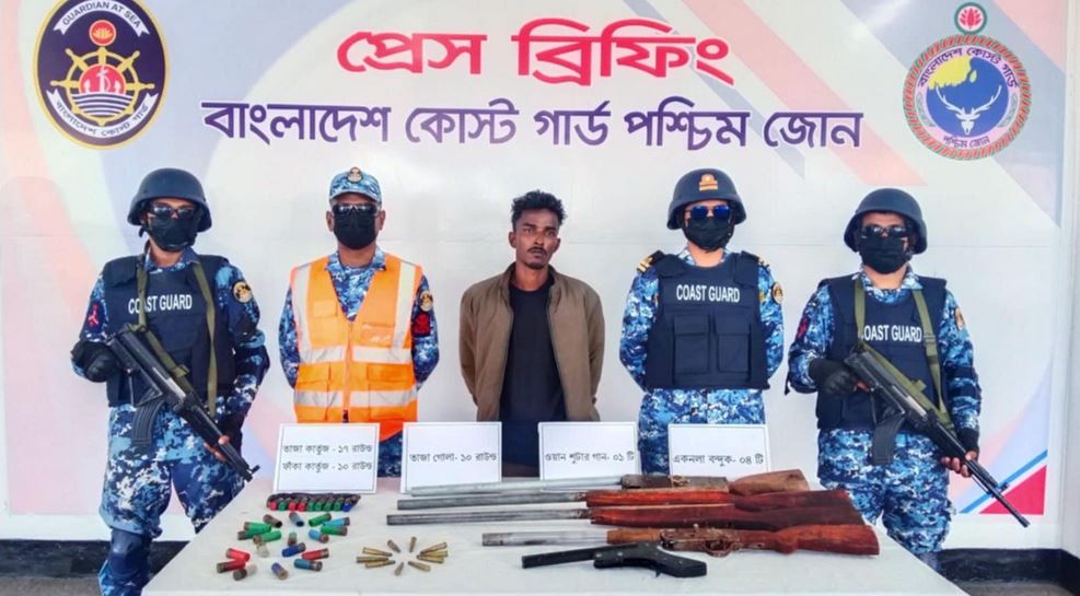 সুন্দরবনে অস্ত্রসহ ডাকাত আটক