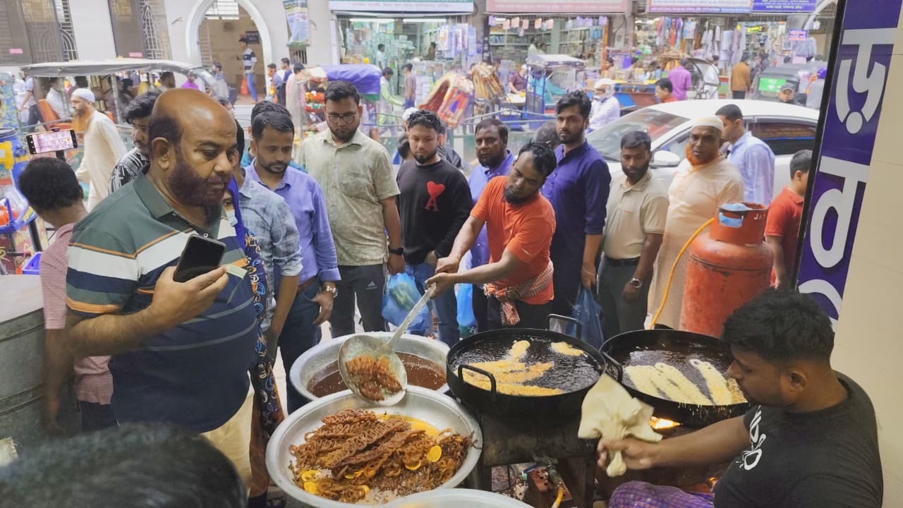 কুমিল্লায় ইফতারে চাহিদার শীর্ষে হালিম, মাষকলাই ও শাহী জিলাপি