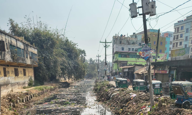 ফেনীতে থানার লুণ্ঠিত গুলি পুকুর সেচ দিয়ে উদ্ধার