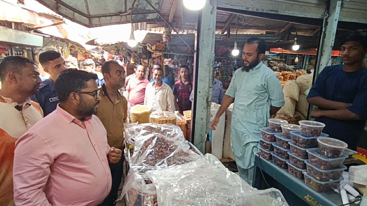 কুমিল্লায় বাজার তদারকি অভিযানে ৫ প্রতিষ্ঠানকে জরিমানা