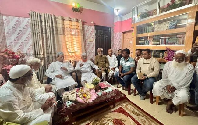 পরাজিত প্রতিদ্বন্দ্বীর বাড়িতে গিয়ে প্রশংসায় ভাসছেন নরসিংদীর এমপি খোকন