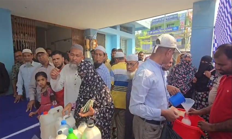 রমজান উপলক্ষে পটুয়াখালীতে সুলভ মূল্যে প্রাণিজাত পণ্য বিক্রি শুরু