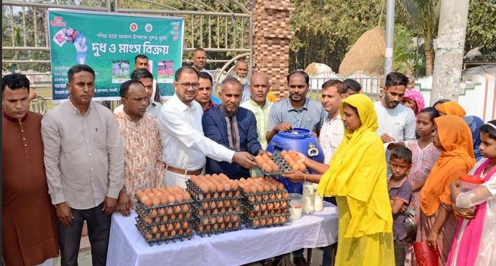 বগুড়ায় কম মূল্যে দুধ, ডিম ও গরুর মাংস বিক্রি শুরু