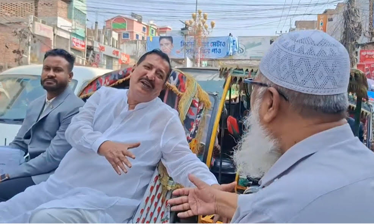 নিজ শহর রাজশাহীতে রিকশায় ঘুরলেন ভূমিমন্ত্রী মিনু